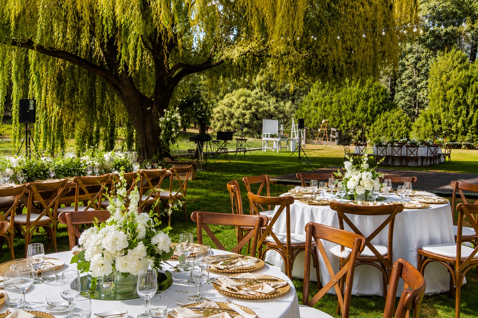 Jardín decorado con mesas para boda