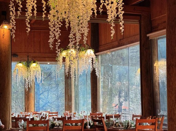 Salón de madera y cristal decorado para boda