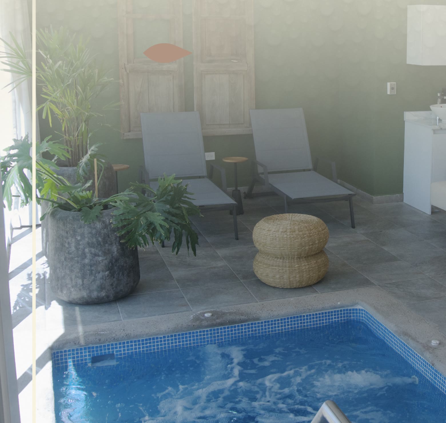 Sala de relajación de AURA Spa con alberca de hidroterapia