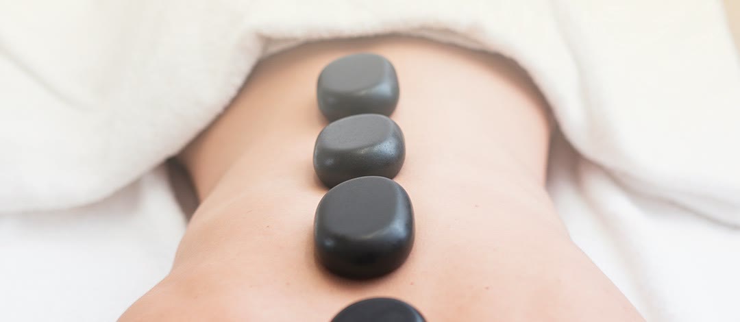 Masaje con piedras calientes